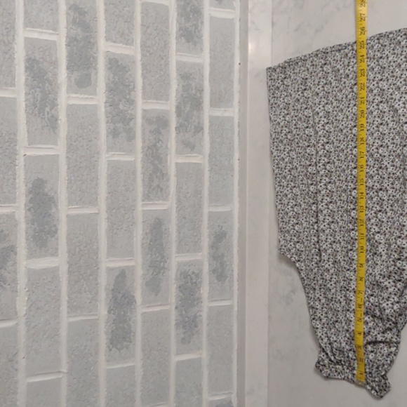 FREE w/ Bundle BCBGMaxazria Ditzy Floral Halter Blouse with Keyhole Size Small - Picture 9 of 11